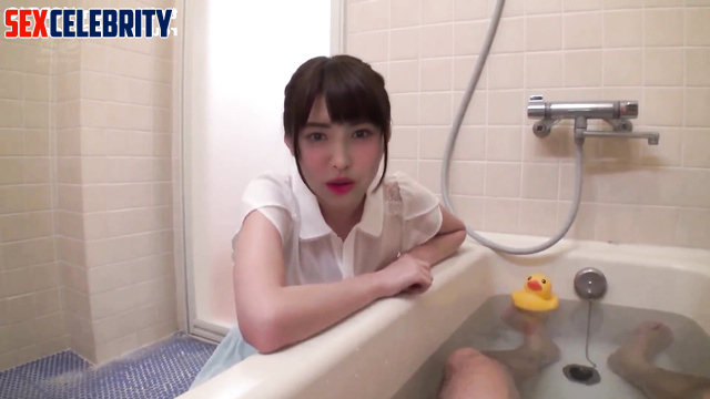 Japanese Minami Hamabe (浜辺美波) climbed into the bathtub of a man [PREMIUM]