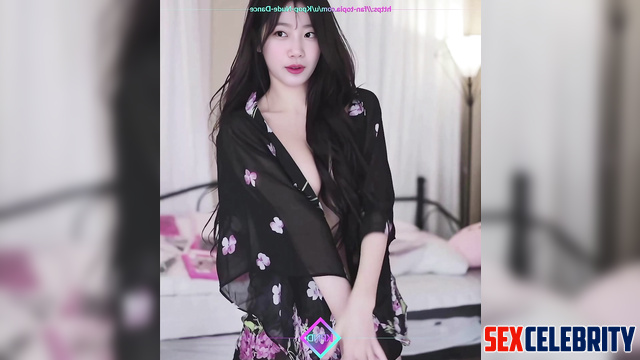 카즈하 Kazuha (포르노 porn) dances in revealing lingerie 르세라핌 LE SSERAFIM