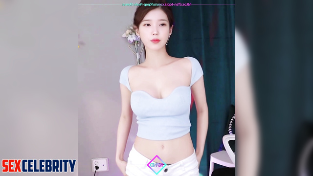 Hot webcam dancing from busty teen IU (이지은 케이팝 아이돌)