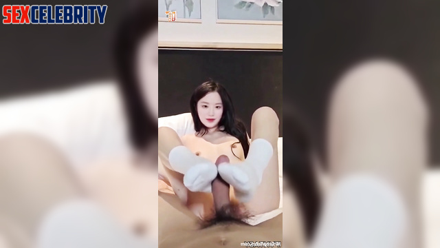 Pov hotel footjob in cute white socks (슈화 섹스 장면) Shuhua deepfake video