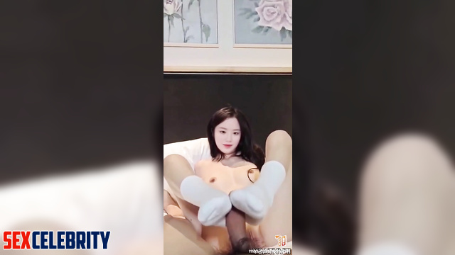 Pov hotel footjob in cute white socks (슈화 섹스 장면) Shuhua deepfake video