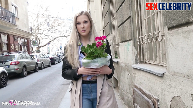 A fan met Taylor Swift on the street and offered her sex