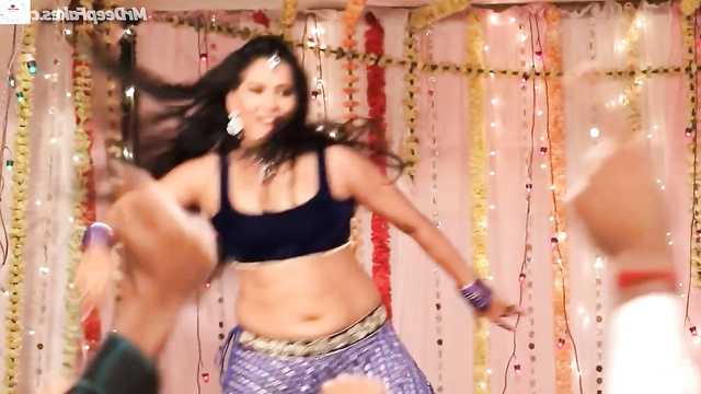 Anushka Shetty performs Indian dance in sexy costume [Deepfake]