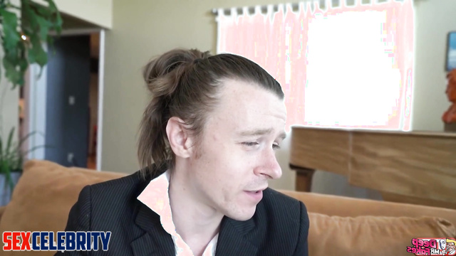 She is not shy about undressing in front of strangers, ai Melissa Benoist