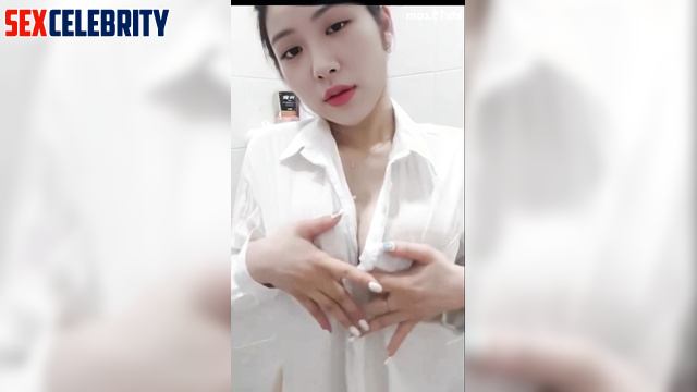 BLACKPINK (블랙핑크) / Bathroom time with busty hottie Rose 로제 얼굴 스왑