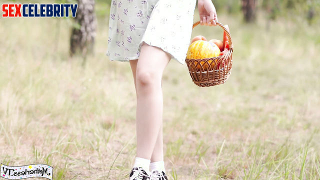 Look how she eating watermelon naked, Minju (김민주 아이즈원) solo sex scene