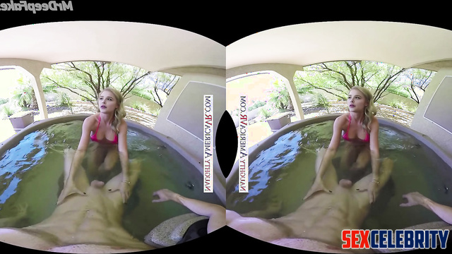Chloe Grace Moretz wants to seduce you in a pool (and she will do it) ai