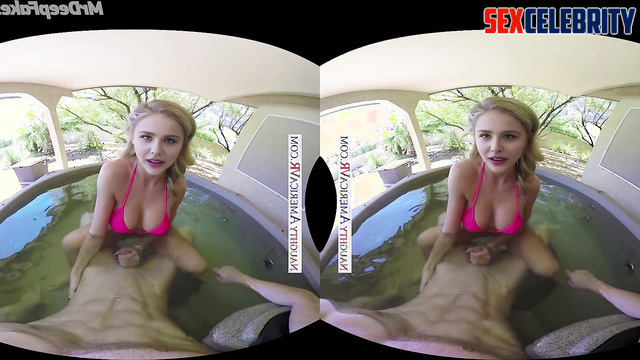 Chloe Grace Moretz wants to seduce you in a pool (and she will do it) ai