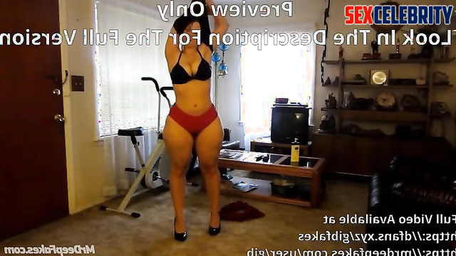 Lady enjoying her life in the bubble bath / Michelle Trachtenberg solo ai