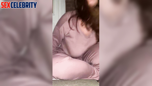 Chubby ai Aisling Bea indulges in solo masturbation