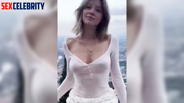 AI Emma Vigeland rubs oil on her tits and gets a facial