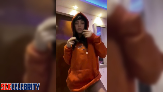 Face Swap Nicki Nicole undresses on camera