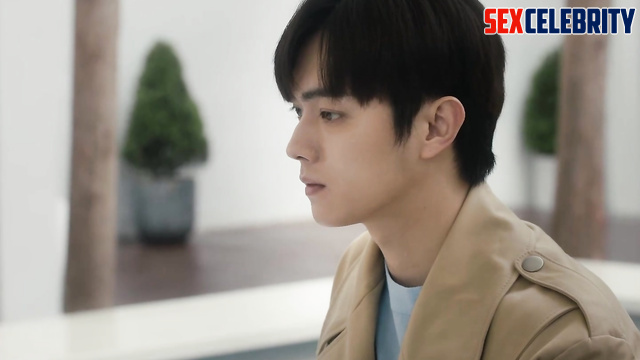 He signed a contract that he would satisfy Yang Mi for a year 杨幂 性别 A.I.