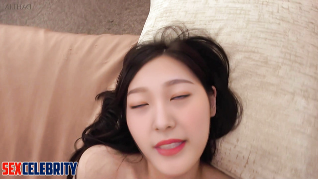 She was a little shy but spread her legs 최리 이달의 소녀 Choerry ai scenes